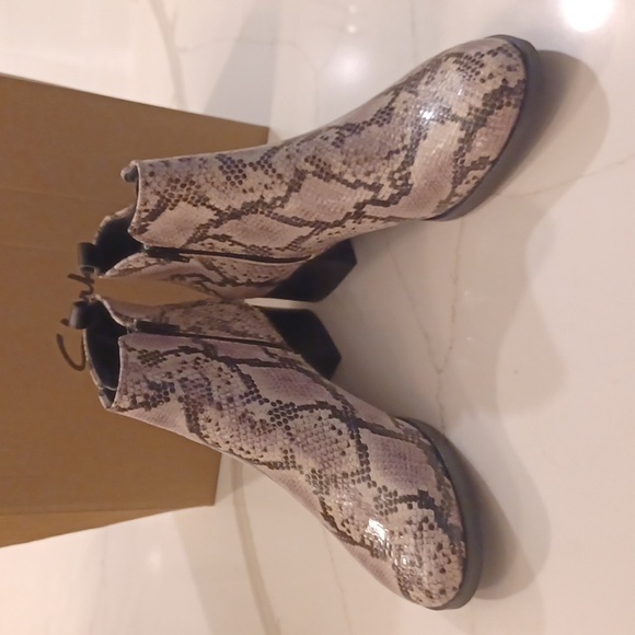 New Clarks Boots Size 9.5M Mila Sky Leather Ankle Snakeskin Zipper Gray Black - Picture 3 of 15